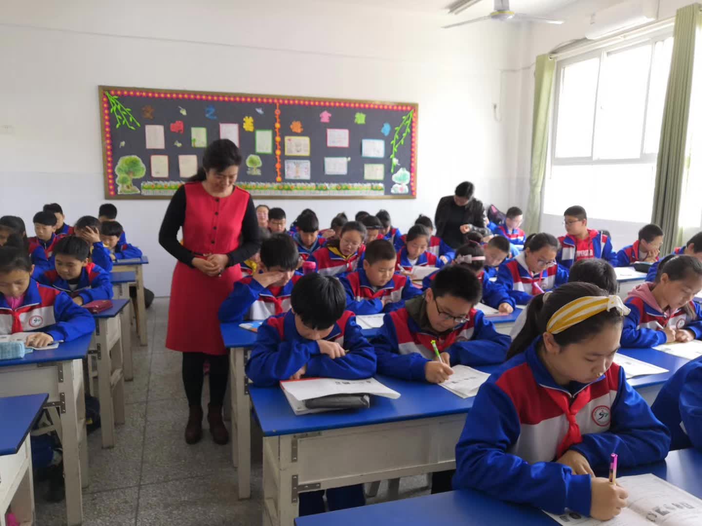 十多年英语考试命卷工作每次都准确无误完成-1-李建英