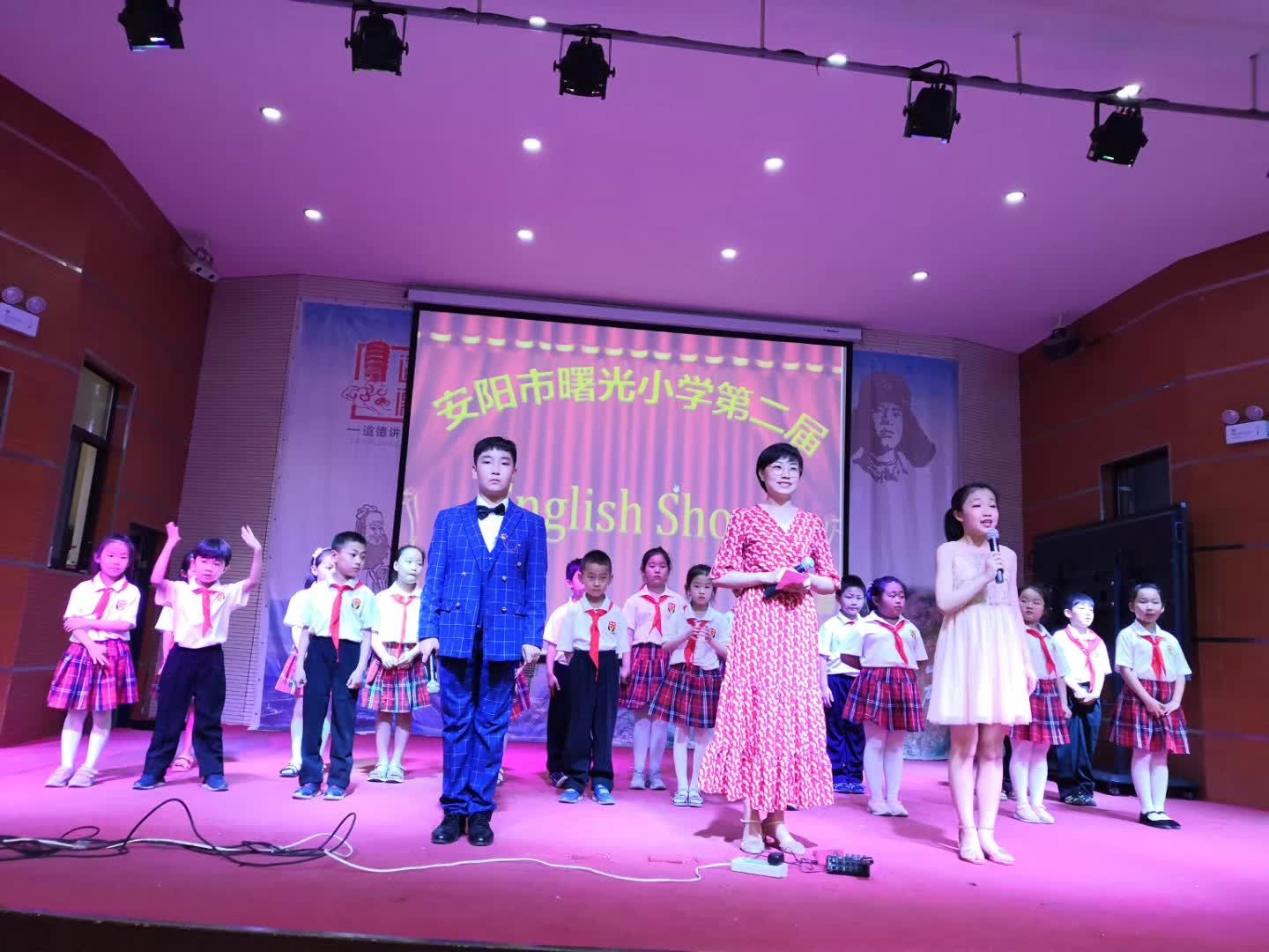 担任安阳市曙光小学第二届英语秀评委-3-李建英