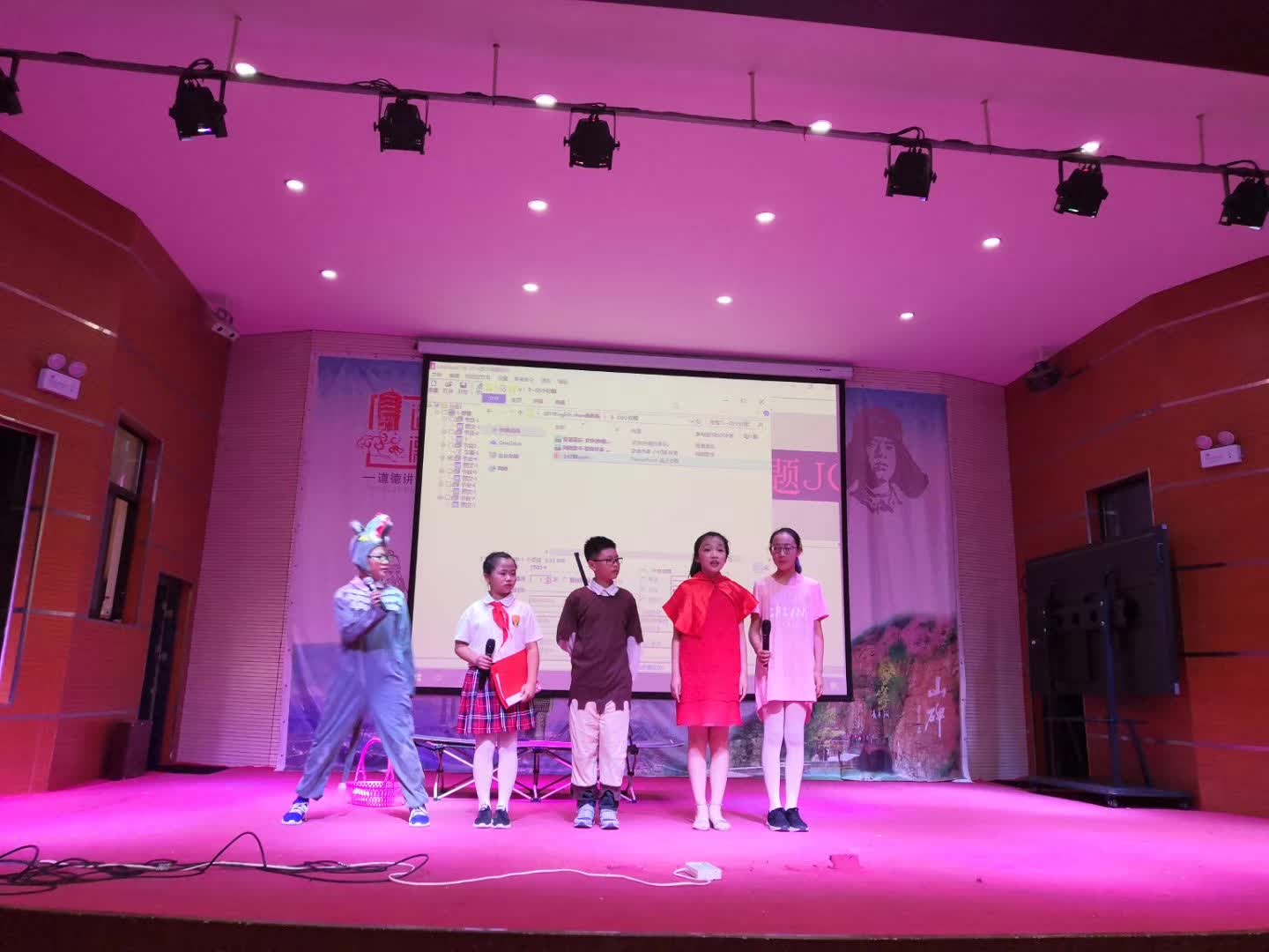 担任安阳市曙光小学第二届英语秀评委-8-李建英