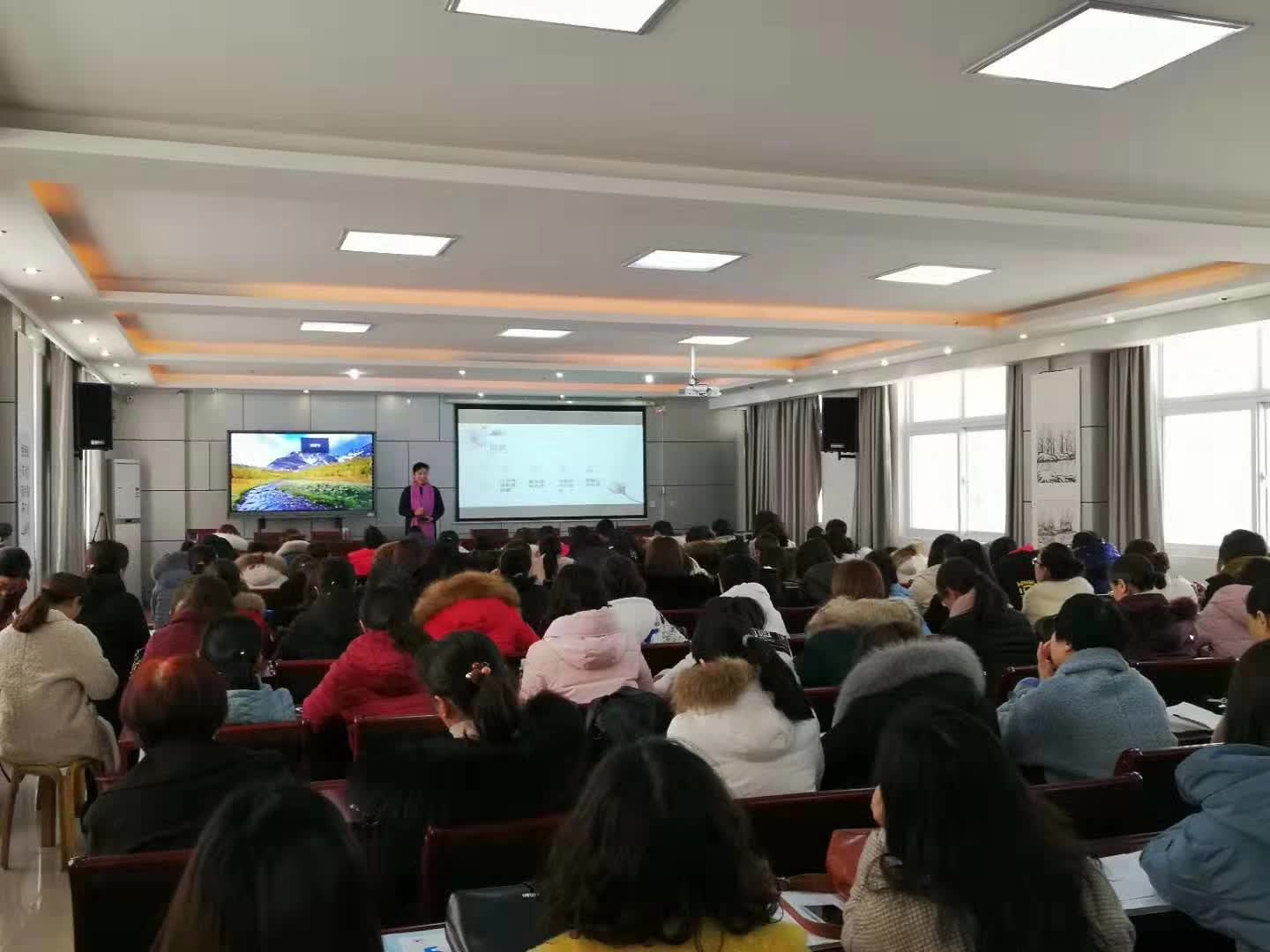 担任北关区英语试卷分析暨教师培训主讲人-2-李建英