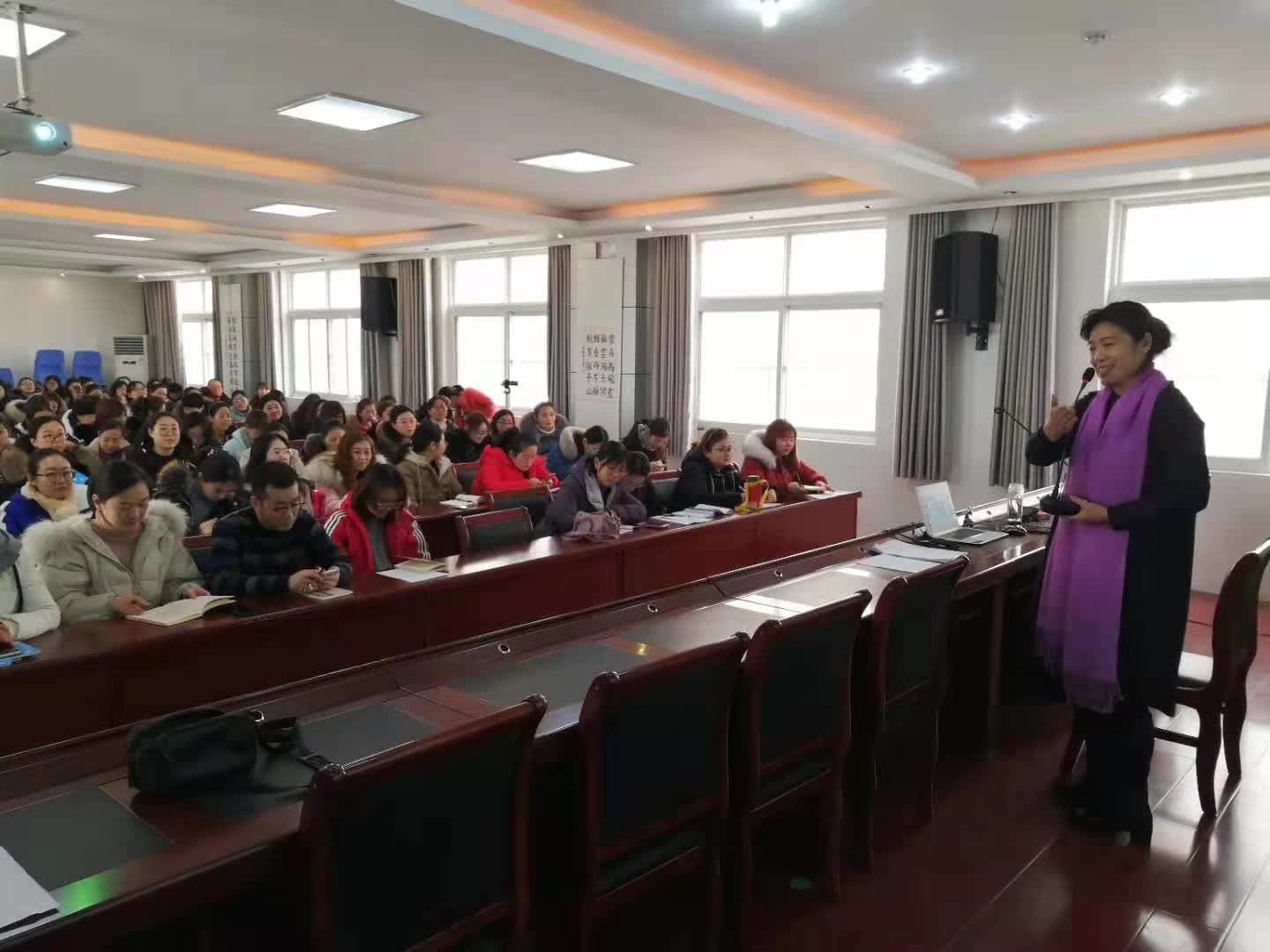 担任北关区英语试卷分析暨教师培训主讲人-4-李建英